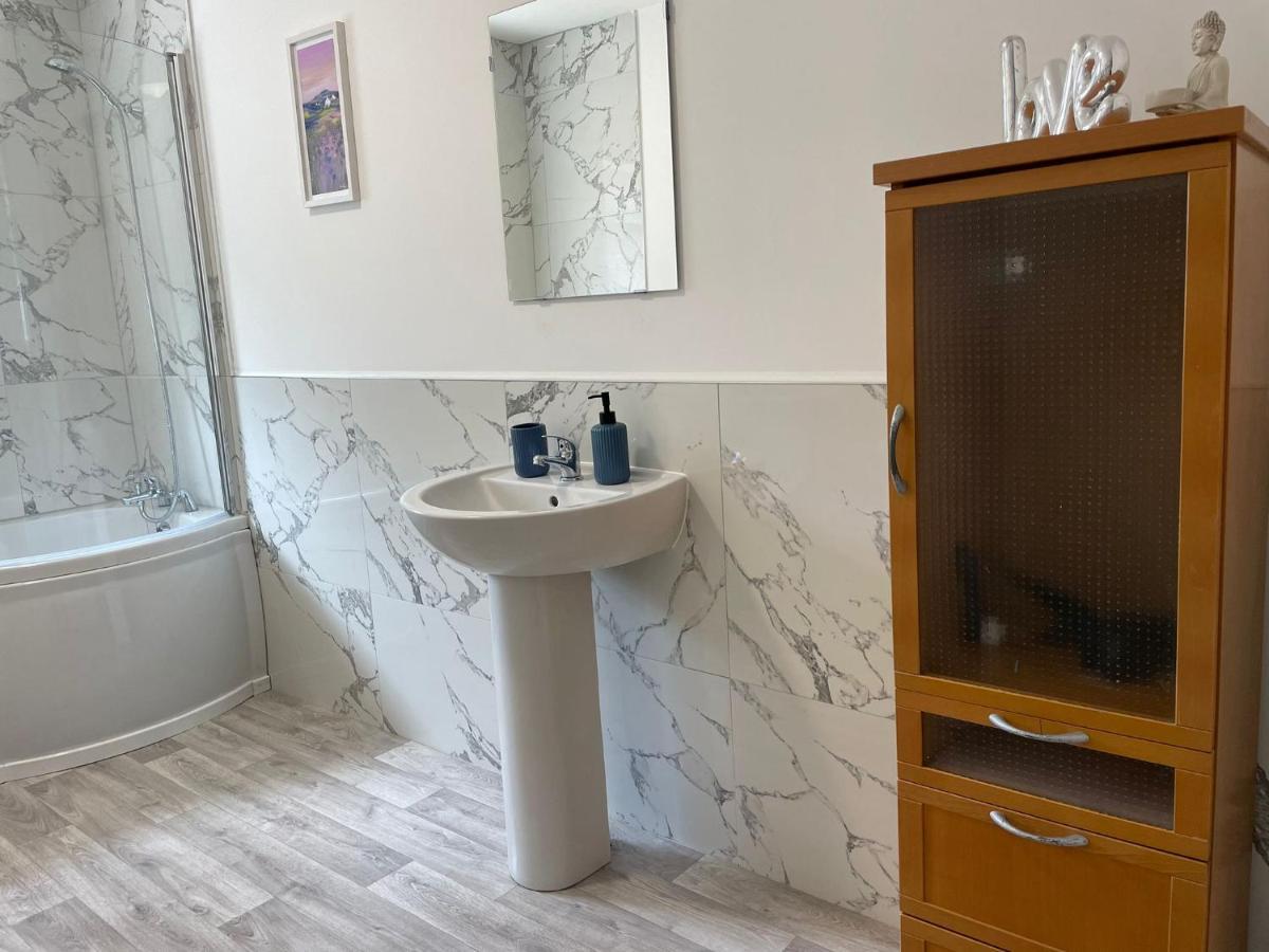 Birch, 7 Large Bedrm, Sleeps 14 * Birmingham