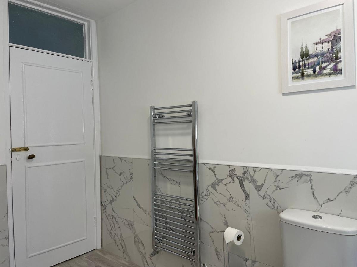 Birch, 7 Large Bedrm, Sleeps 14 * Birmingham