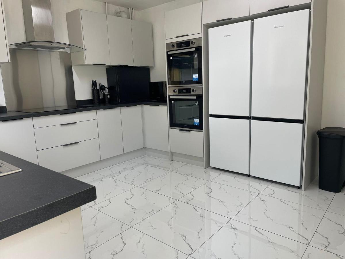 Birch, 7 Large Bedrm, Sleeps 14 Birmingham