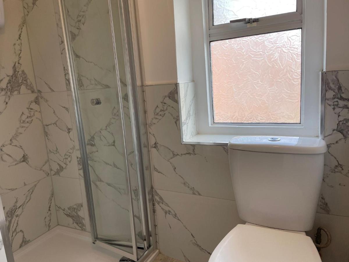 Birch, 7 Large Bedrm, Sleeps 14 Holiday home Birmingham
