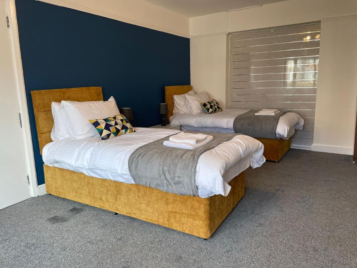 Birch, 7 Large Bedrm, Sleeps 14 Birmingham