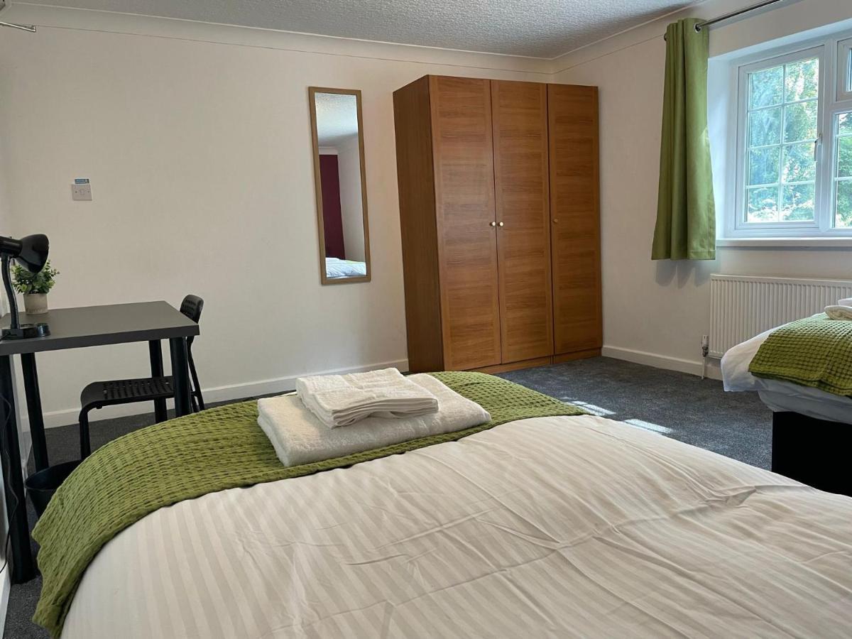 Birch, 7 Large Bedrm, Sleeps 14 Birmingham