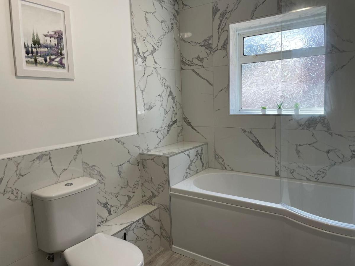 Birch, 7 Large Bedrm, Sleeps 14 Birmingham