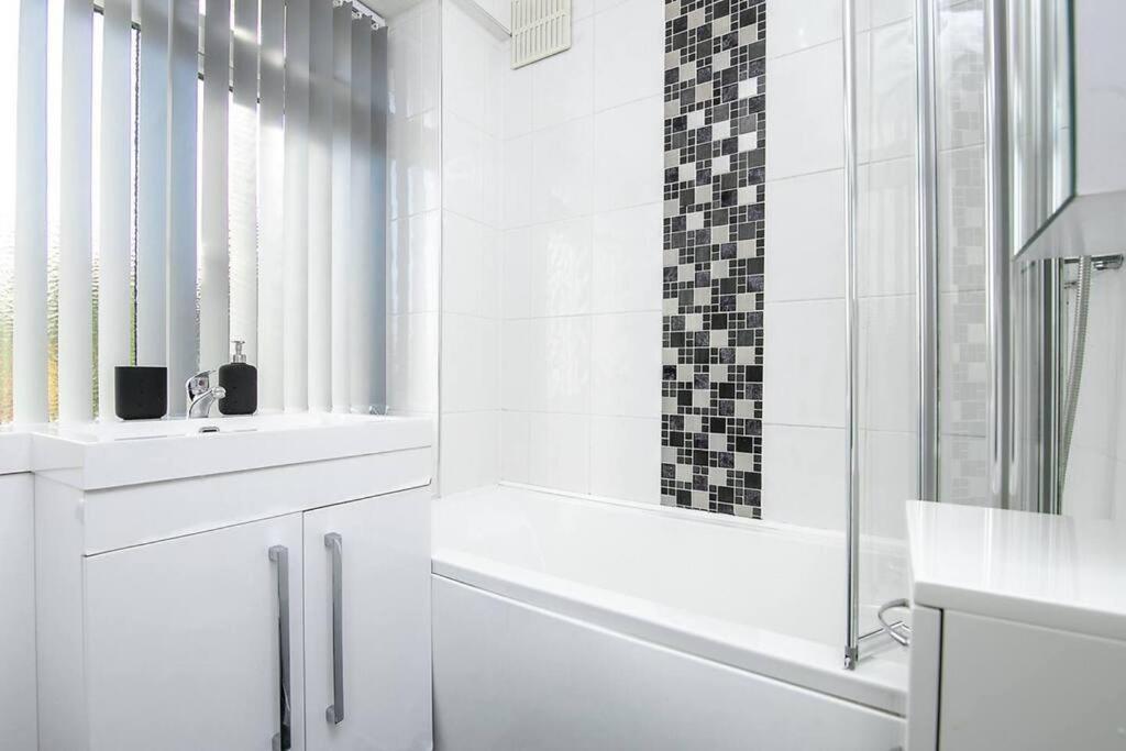 Holiday home Sca-big House 9min To Nec - Sleeps 7 - Park 3 Vans Birmingham