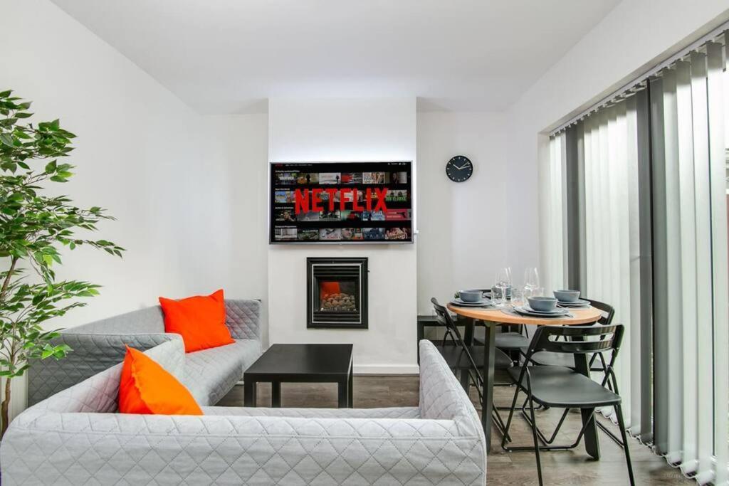 Sca-big House 9min To Nec - Sleeps 7 - Park 3 Vans Holiday home Birmingham