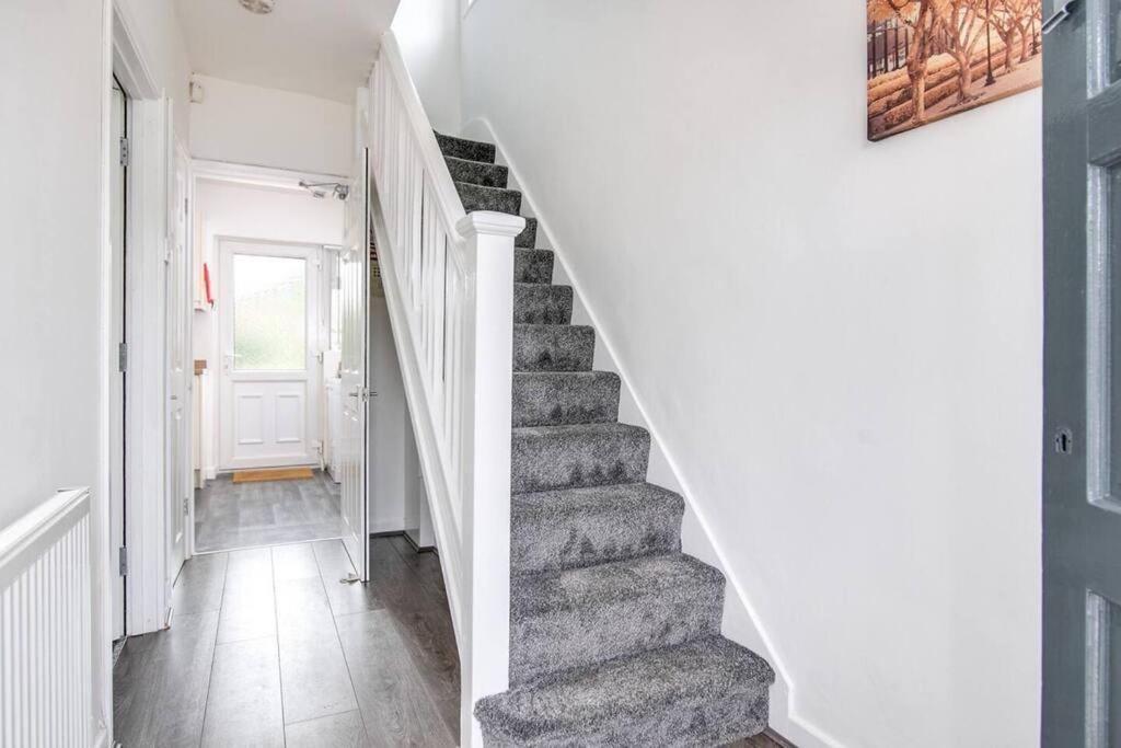Holiday home Sca-big House 9min To Nec - Sleeps 7 - Park 3 Vans Birmingham