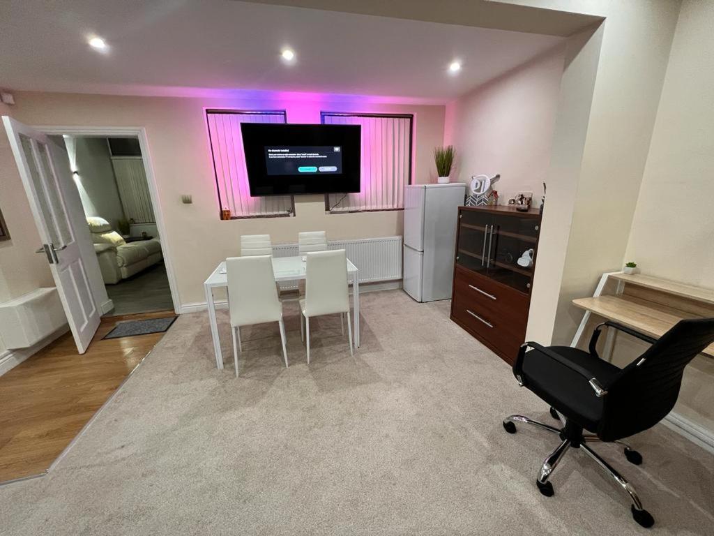Apartment Emerald Studio Near Qe/uob