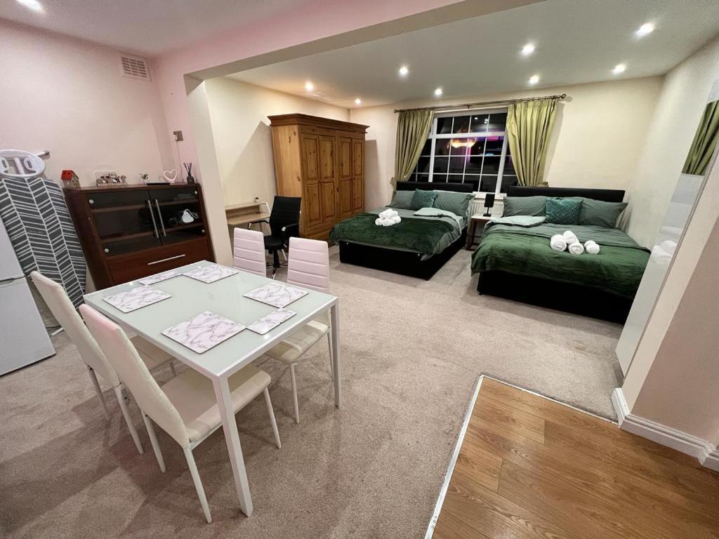 Apartment Emerald Studio Near Qe/uob