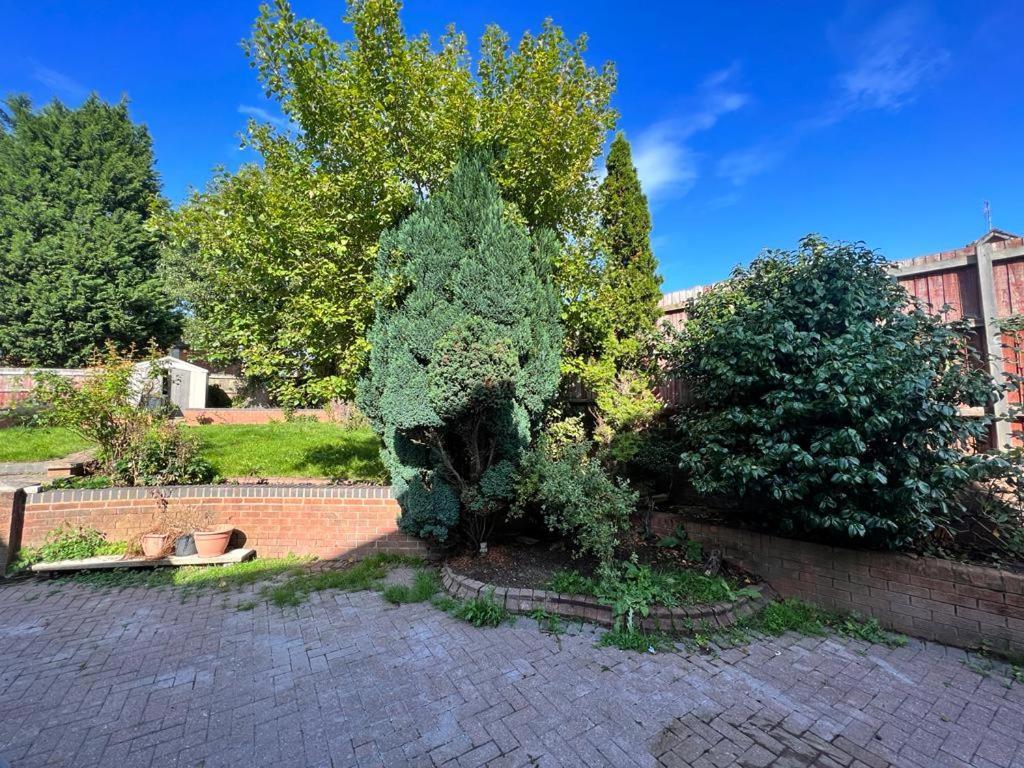 Apartment Emerald Studio Near Qe/uob