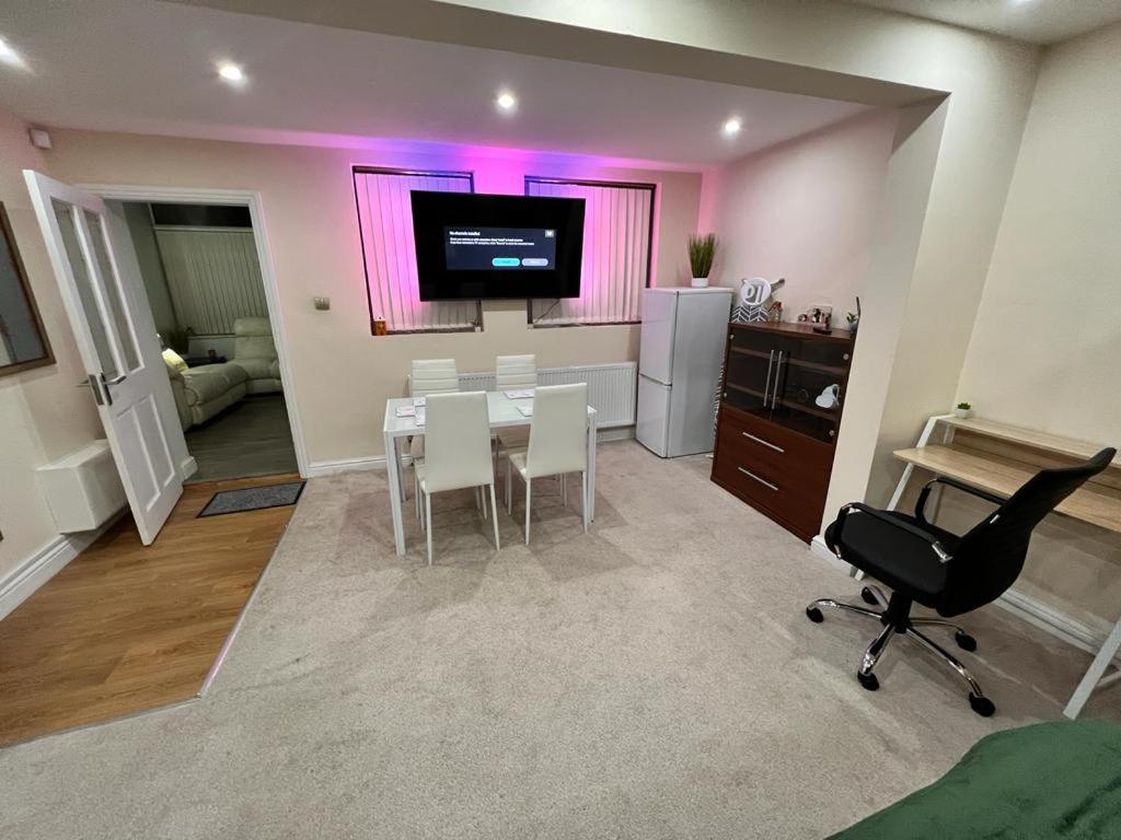 Emerald Studio Near Qe/uob Apartment *