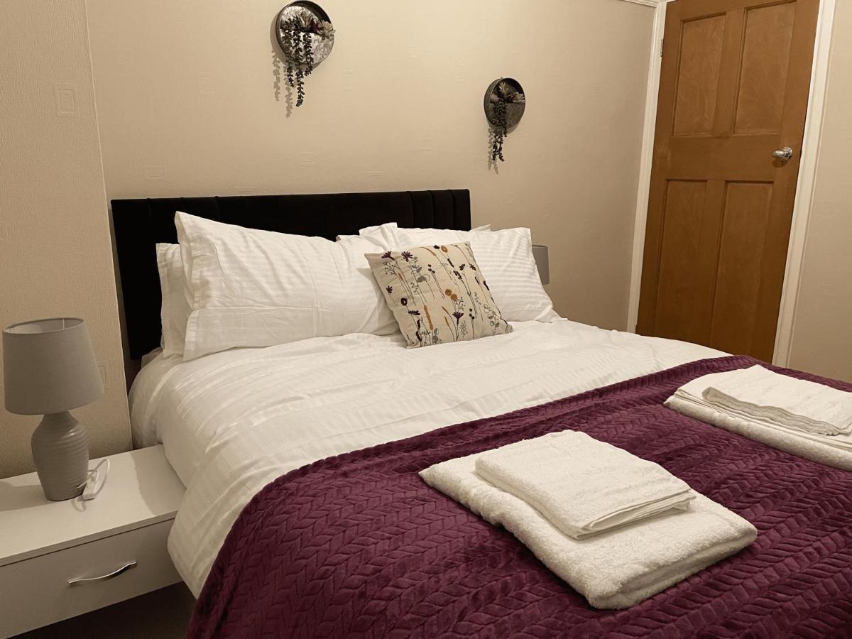 Dinizia, 2 Bedrooms, Sleeps 5 Birmingham