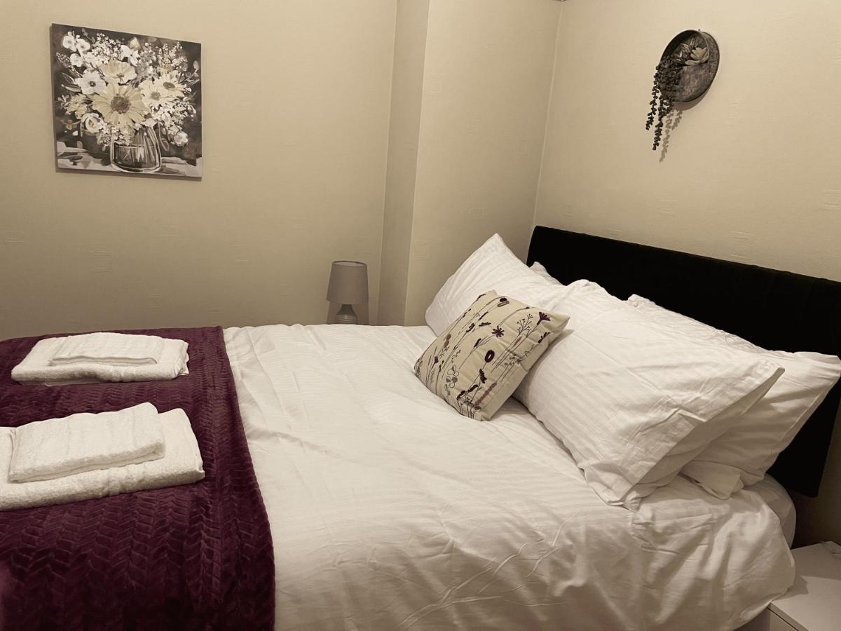 Dinizia, 2 Bedrooms, Sleeps 5 Birmingham
