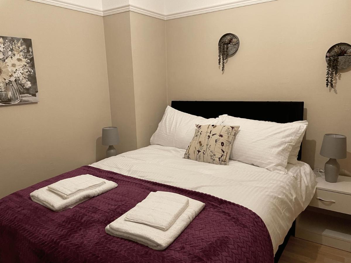 Dinizia, 2 Bedrooms, Sleeps 5 Holiday home Birmingham