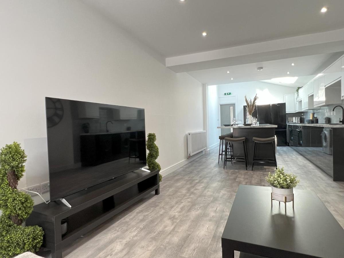 We House - Selly Oak Guest house Birmingham