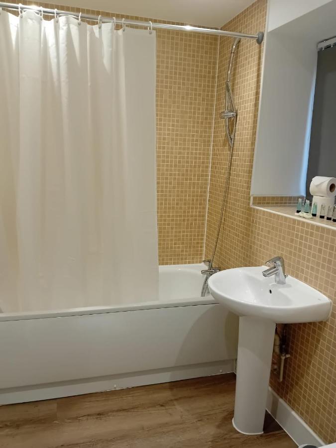 Quality City No Deposit - 4 Bed House, Free Parking , Sleeps 8 Holiday home