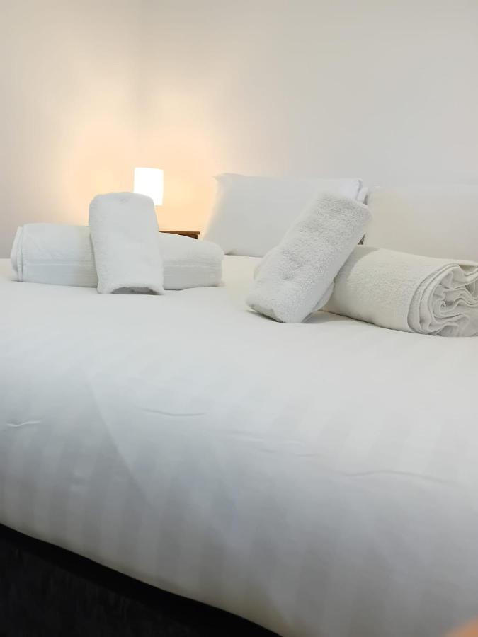 Quality City No Deposit - 4 Bed House, Free Parking , Sleeps 8 *