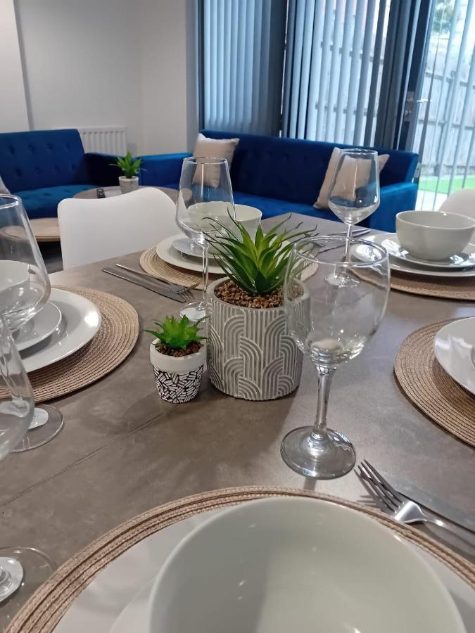 Quality City No Deposit - 4 Bed House, Free Parking , Sleeps 8 Holiday home *