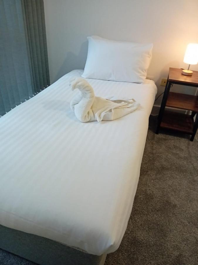 Quality City No Deposit - 4 Bed House, Free Parking , Sleeps 8