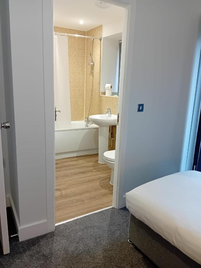 Holiday home Quality City No Deposit - 4 Bed House, Free Parking , Sleeps 8 *