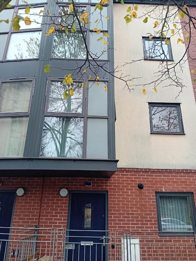 Quality City No Deposit - 4 Bed House, Free Parking , Sleeps 8 Birmingham