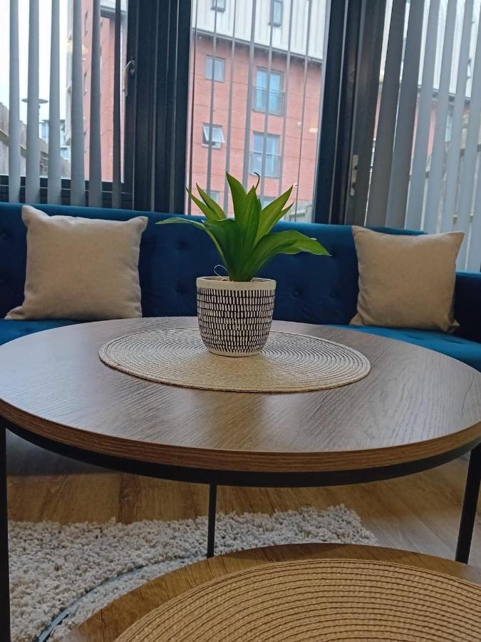Quality City No Deposit - 4 Bed House, Free Parking , Sleeps 8
