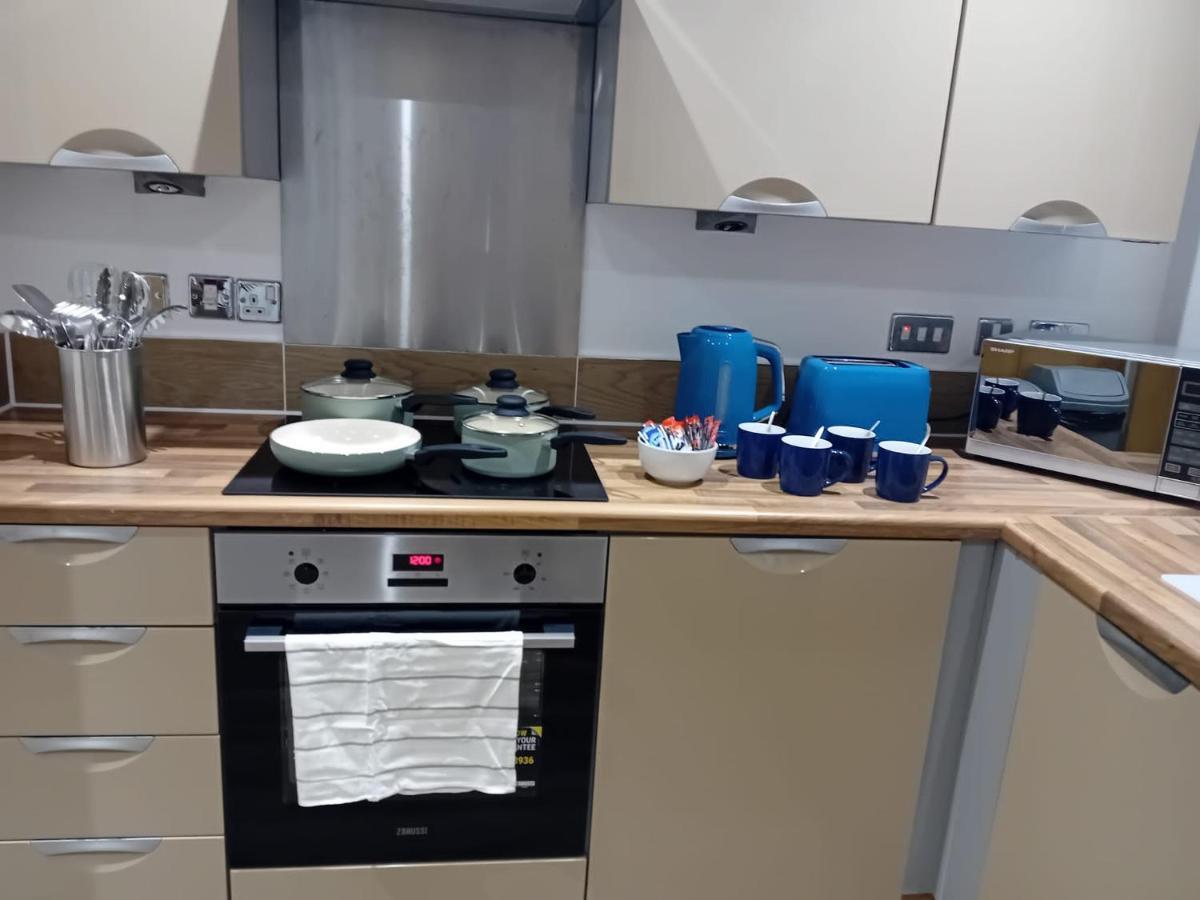 Holiday home Quality City No Deposit - 4 Bed House, Free Parking , Sleeps 8 *