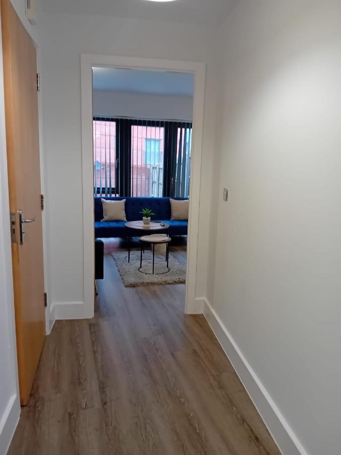 Quality City No Deposit - 4 Bed House, Free Parking , Sleeps 8 * Birmingham