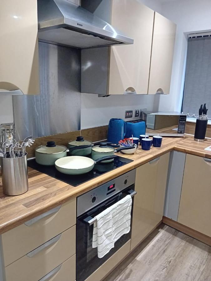 Quality City No Deposit - 4 Bed House, Free Parking , Sleeps 8 Holiday home Birmingham