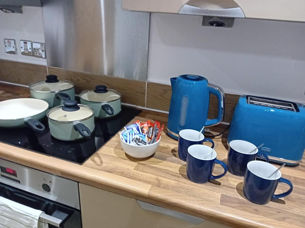 Holiday home Quality City No Deposit - 4 Bed House, Free Parking , Sleeps 8 *