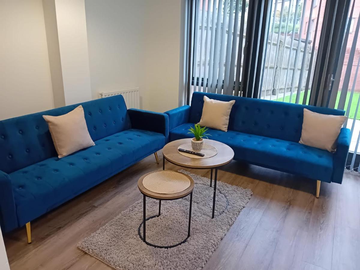 Quality City No Deposit - 4 Bed House, Free Parking , Sleeps 8 Holiday home *