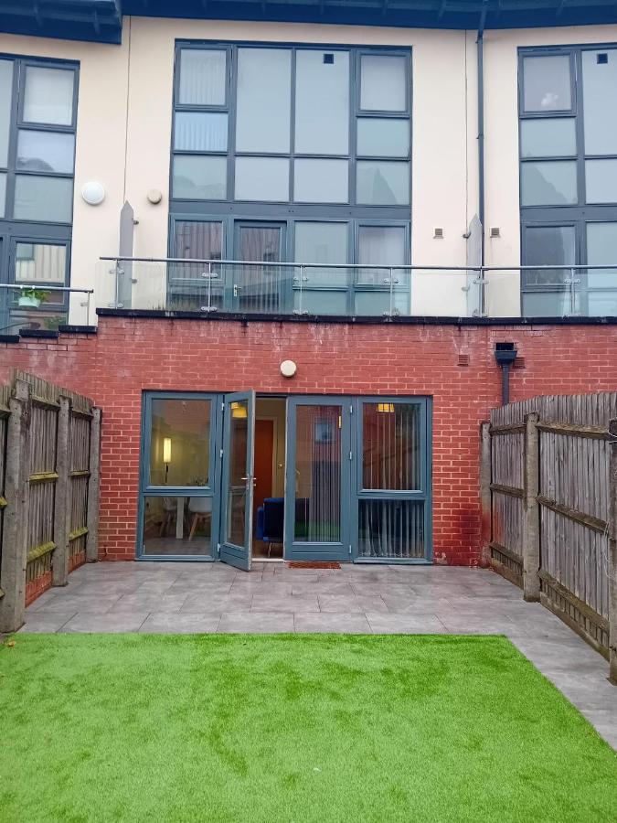 Quality City No Deposit - 4 Bed House, Free Parking , Sleeps 8 Holiday home