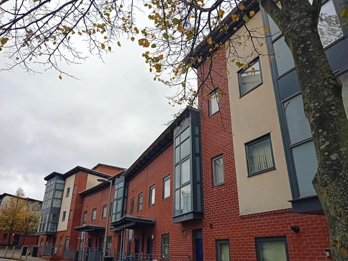 Quality City No Deposit - 4 Bed House, Free Parking , Sleeps 8 *