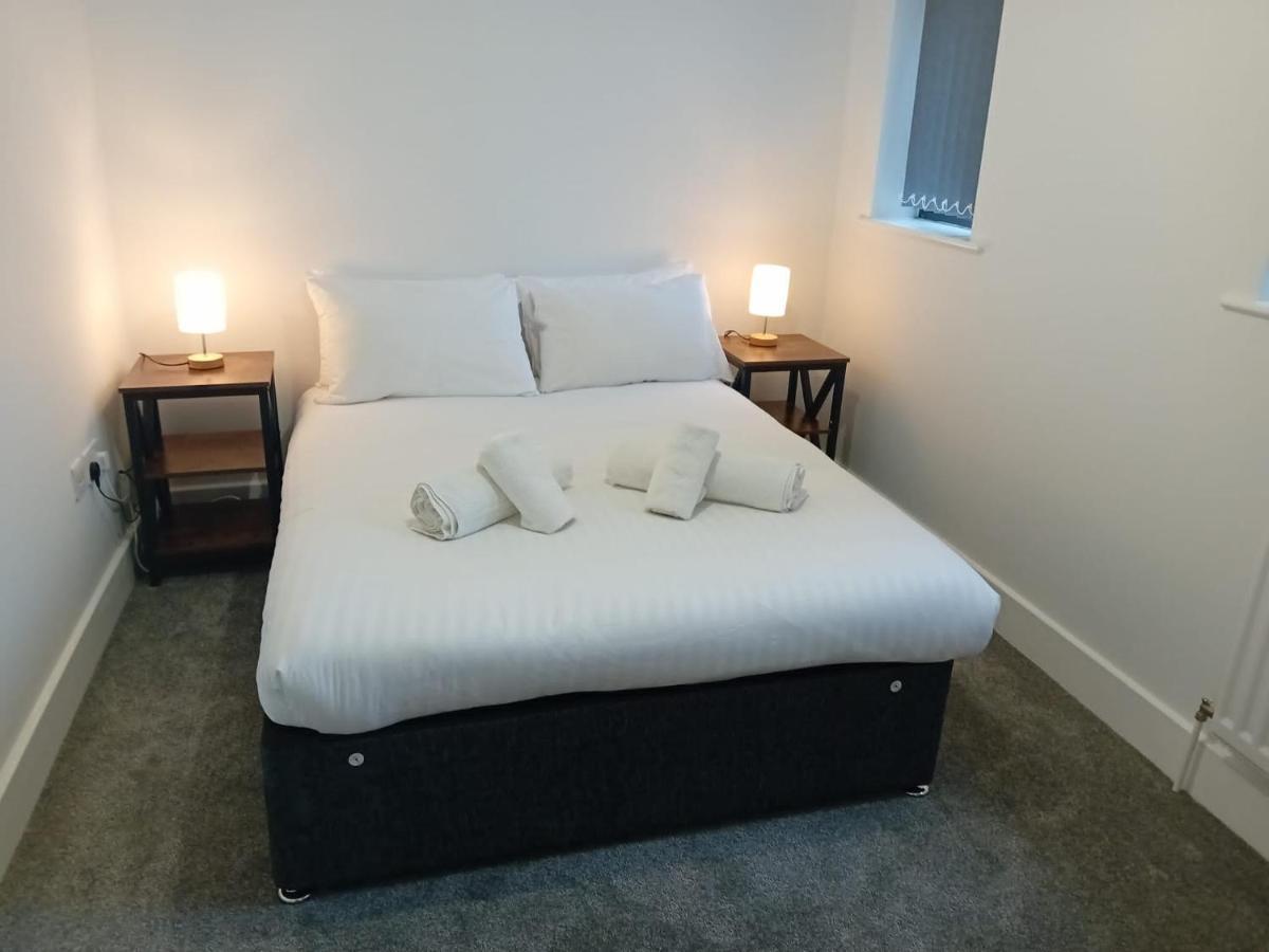 Quality City No Deposit - 4 Bed House, Free Parking , Sleeps 8 Holiday home Birmingham