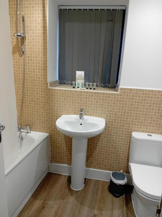 Quality City No Deposit - 4 Bed House, Free Parking , Sleeps 8
