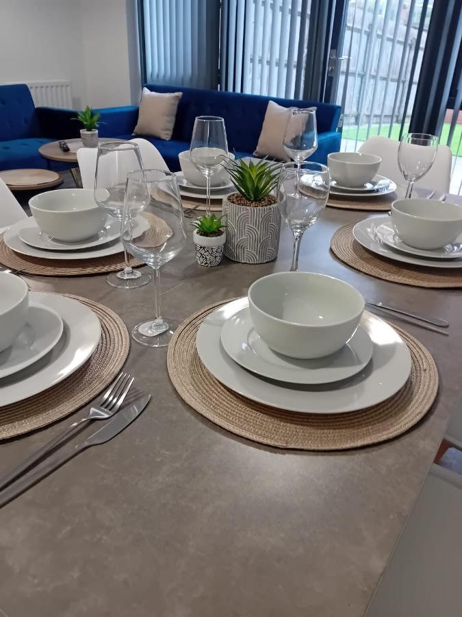 Quality City No Deposit - 4 Bed House, Free Parking , Sleeps 8 *