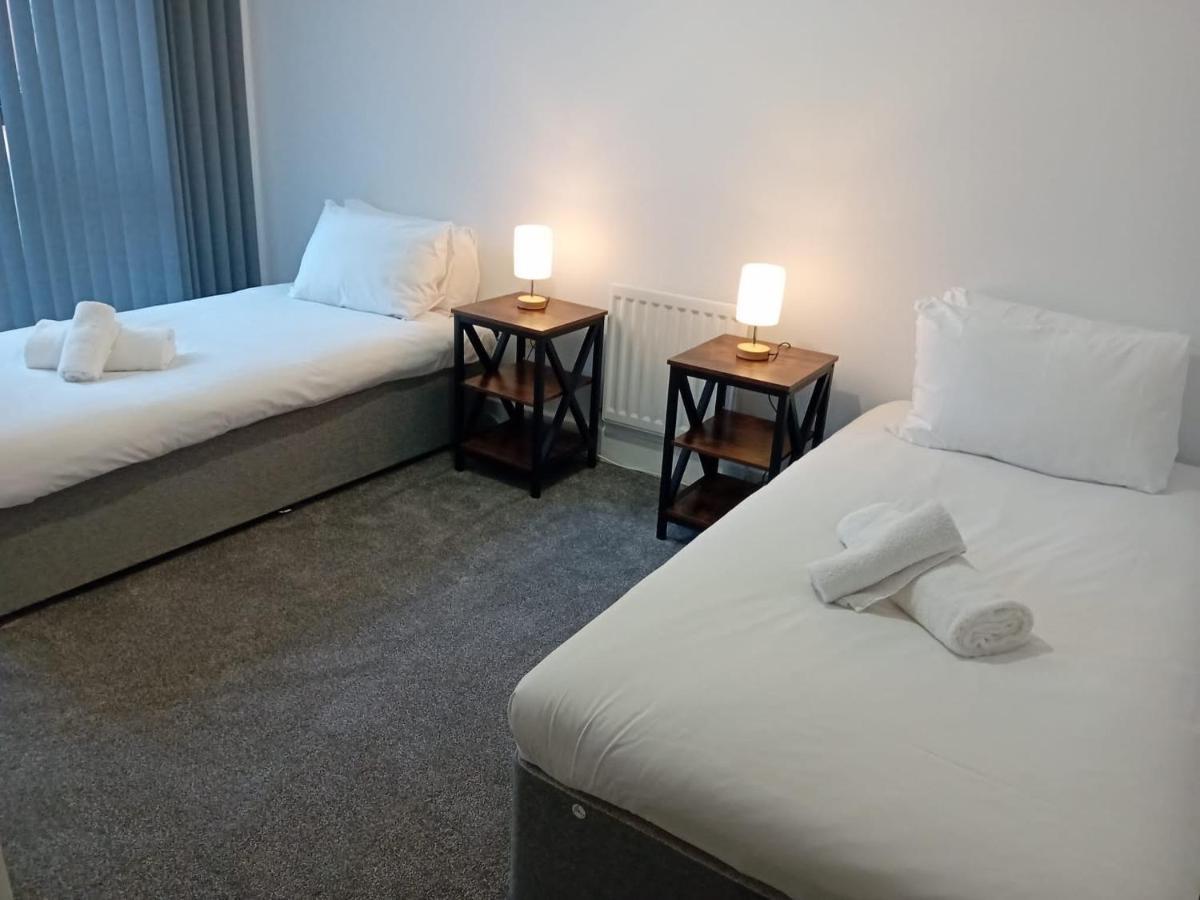 Quality City No Deposit - 4 Bed House, Free Parking , Sleeps 8 * Birmingham