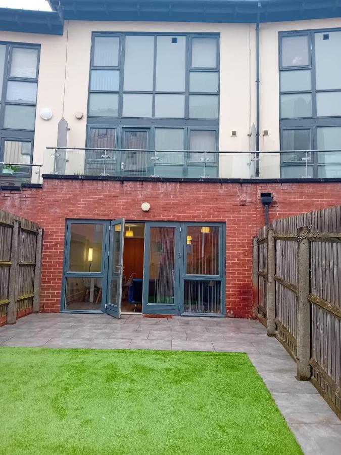 Quality City No Deposit - 4 Bed House, Free Parking , Sleeps 8 Holiday home