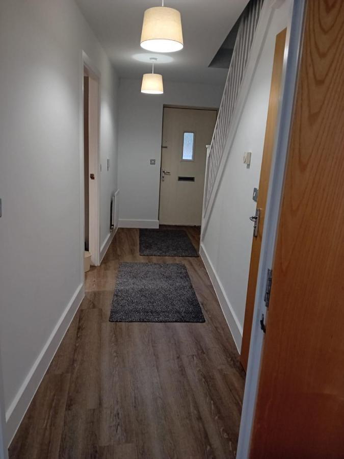 Quality City No Deposit - 4 Bed House, Free Parking , Sleeps 8 Holiday home *
