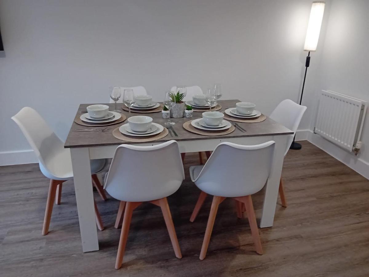 Holiday home Quality City No Deposit - 4 Bed House, Free Parking , Sleeps 8