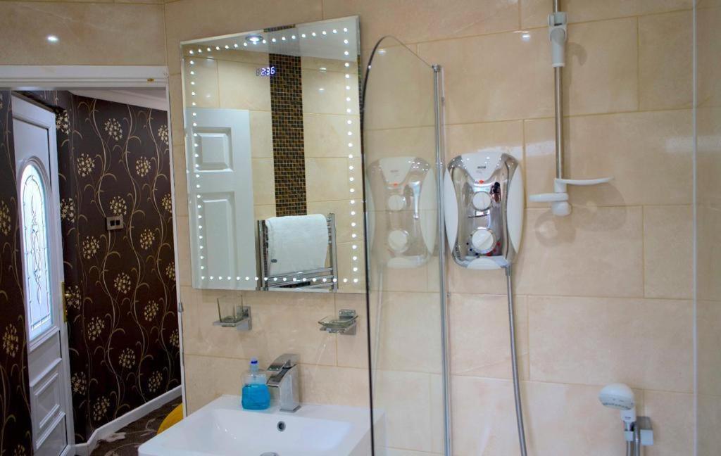 Holiday home 4 Bedroom Property In Birmingham