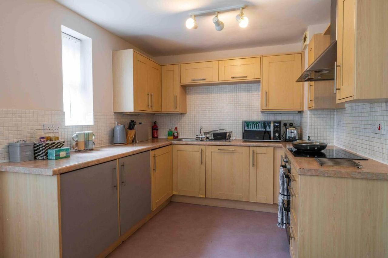 Spacious Near Centre And Nec