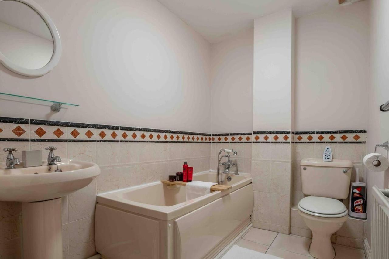 Spacious Near Centre And Nec *