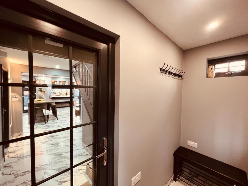 Urban Escape *4 Bedroom House* With Free Parking Holiday home