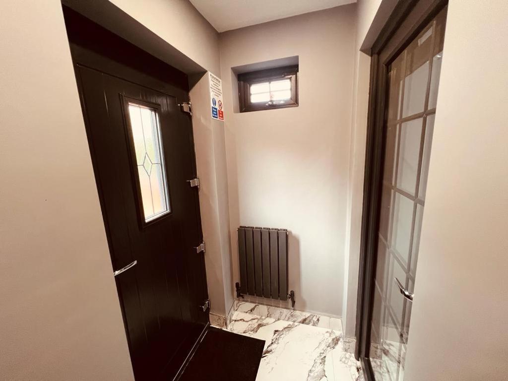 Urban Escape *4 Bedroom House* With Free Parking Birmingham