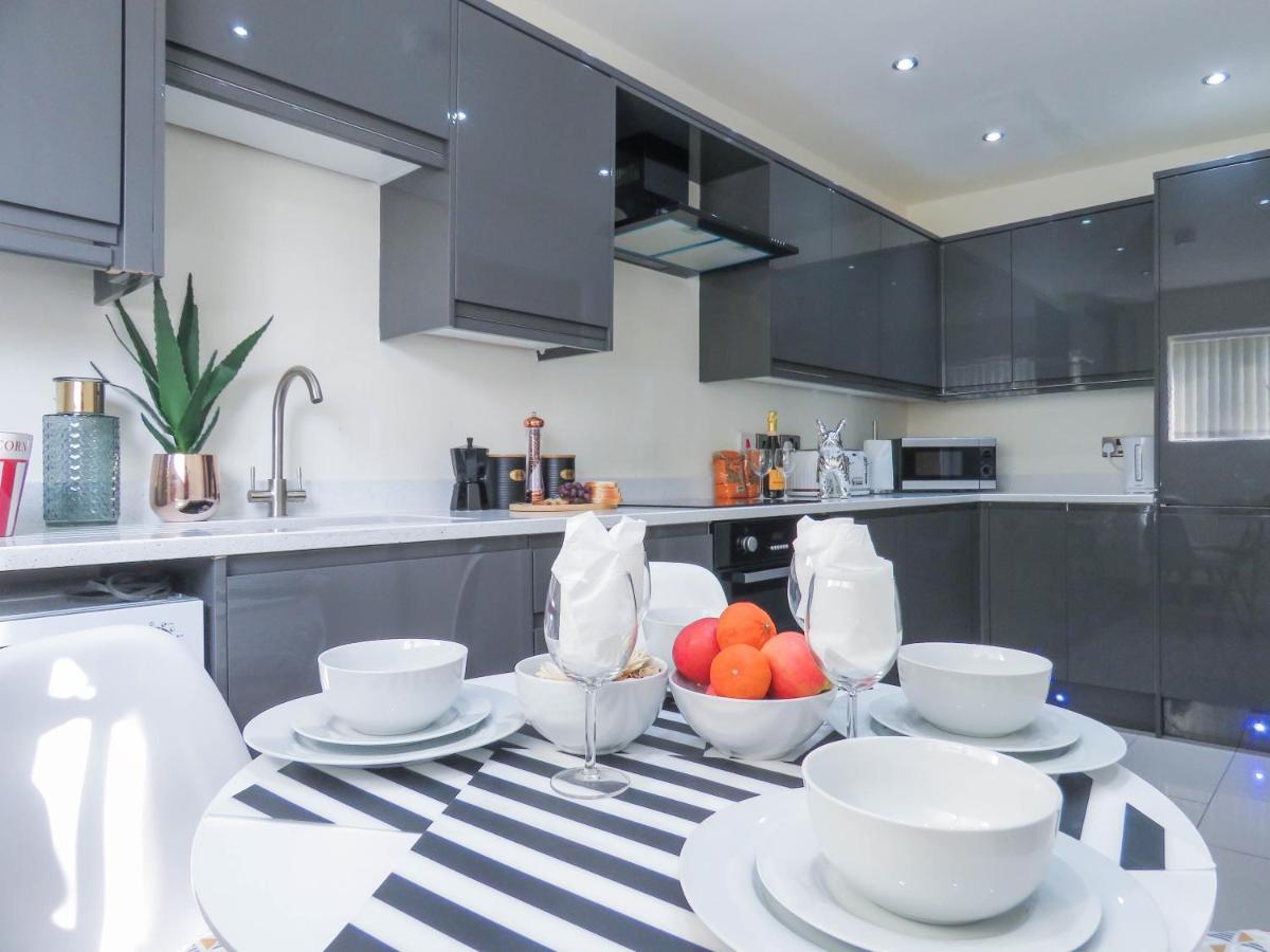 Tudors Esuites Four Bedroom House * Birmingham