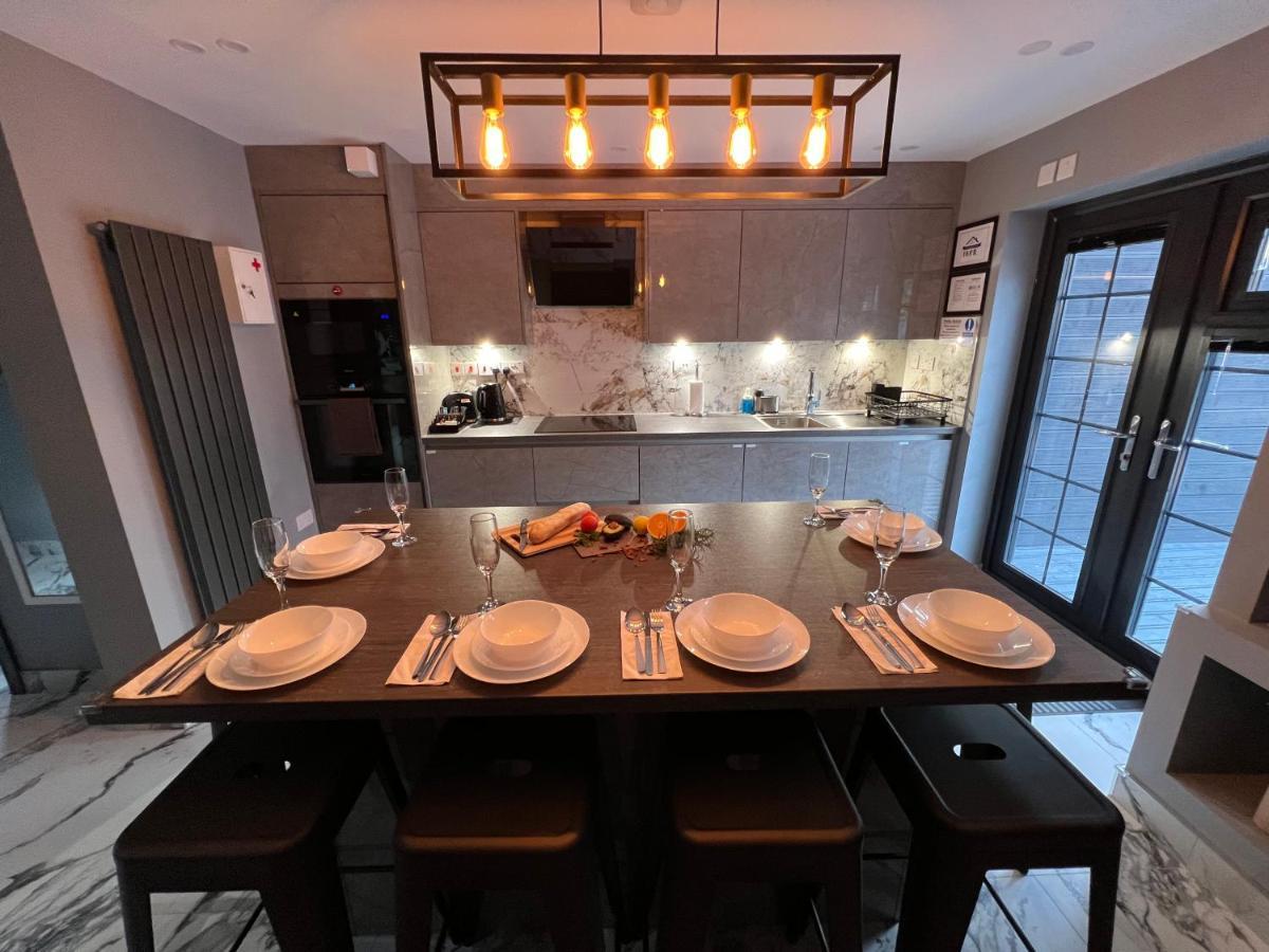 Urban Escape *4 Bedroom House* With Free Parking Birmingham