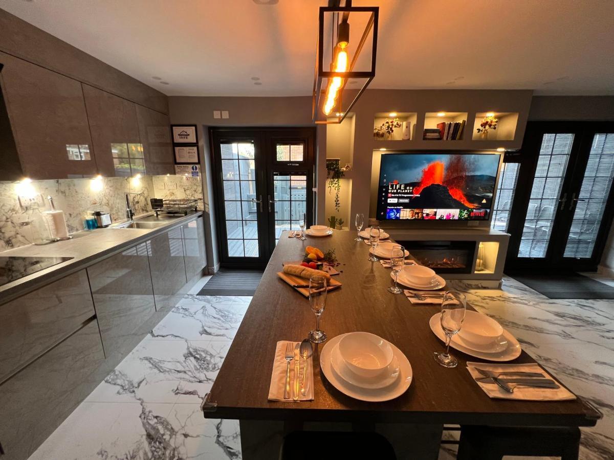 Urban Escape *4 Bedroom House* With Free Parking *