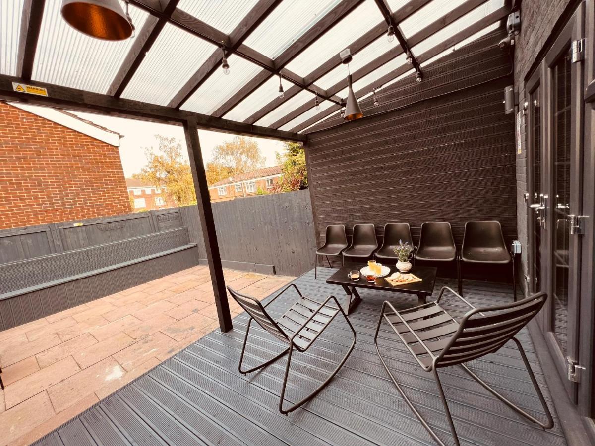 Urban Escape *4 Bedroom House* With Free Parking Holiday home