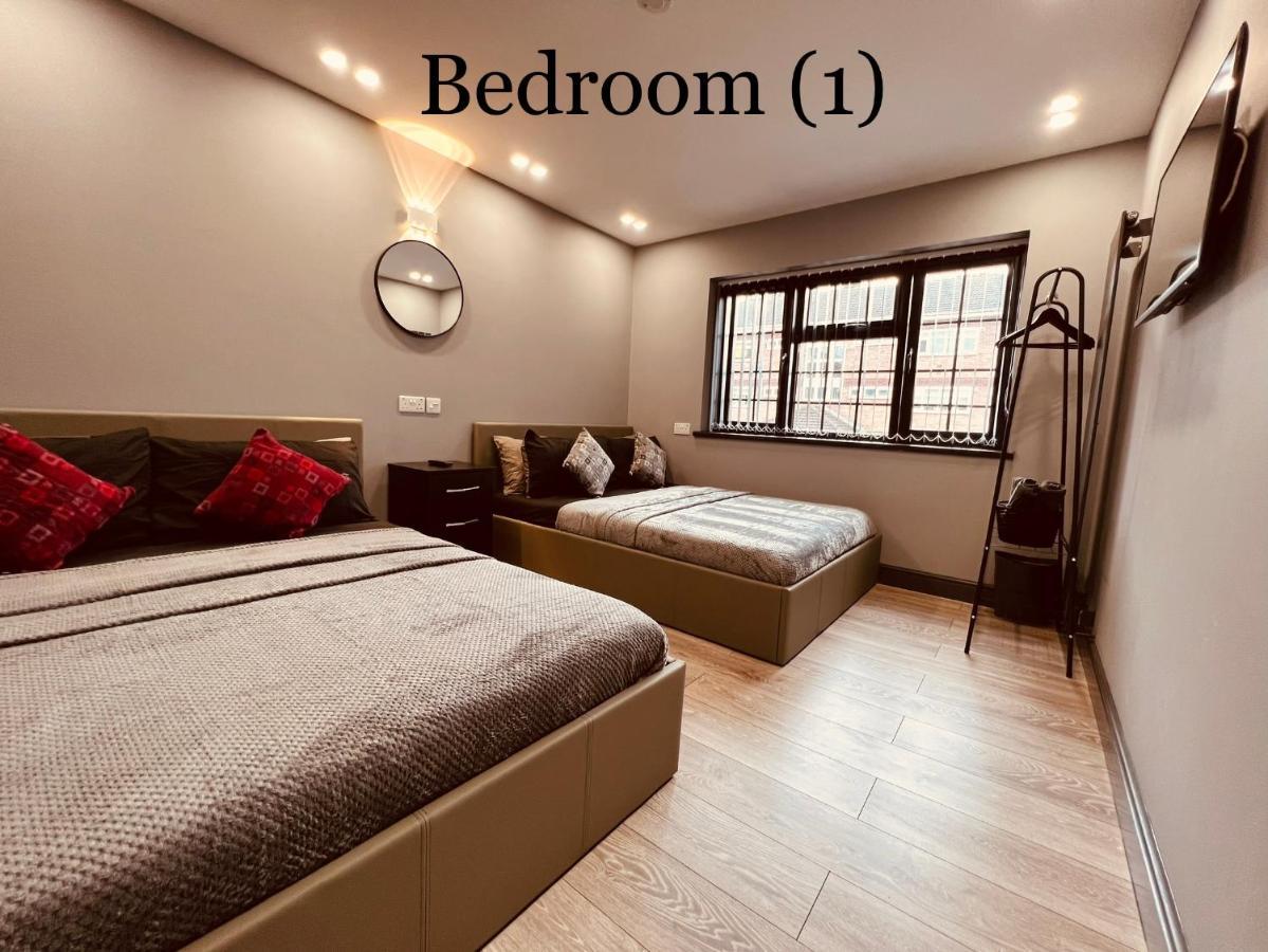Urban Escape *4 Bedroom House* With Free Parking *