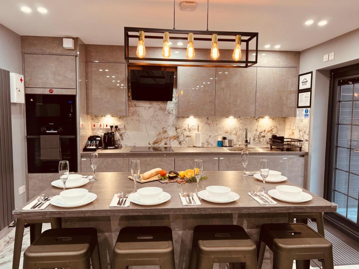Urban Escape *4 Bedroom House* With Free Parking Holiday home *